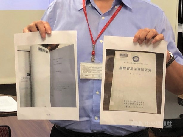 英國倫敦政經學院台灣校友會近期發表聲明,期盼各方輿論針對總統蔡英文的博士學位議題,能以實事求是精神進行良性討論。圖為教育部高教司7月19日提出總統蔡英文博士學位論文及升等著作,經教育部審慎查證「確認屬實」相關資訊。(中央社檔案照片)
