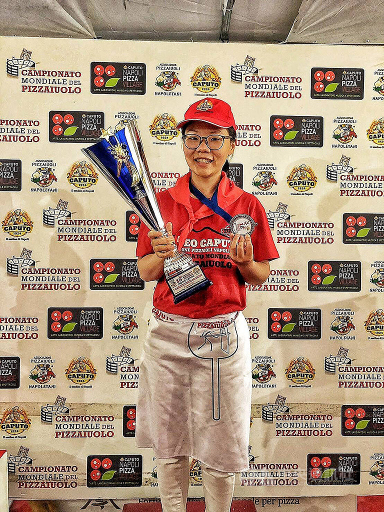 台灣披薩職人組隊遠赴義大利參與2019世界披薩錦標賽,勇奪國際組冠軍,台灣隊選手中的李品儀也是唯一得到金牌的女性選手,她表示,台灣隊的每個選手都是她心目中的冠軍,這次比賽大家都有好默契。(BANCO提供)中央社 108年9月21日