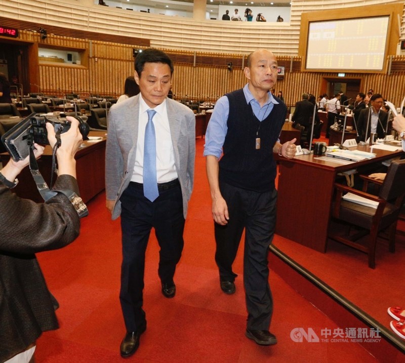 高雄市議會議長許崑源(左)20日召集黨團協商會議,通過議會質詢準時晚上6時30分結束,民進黨議員21日批評此舉是對市長韓國瑜故意放水免於「草包被考倒」。(中央社檔案照片)