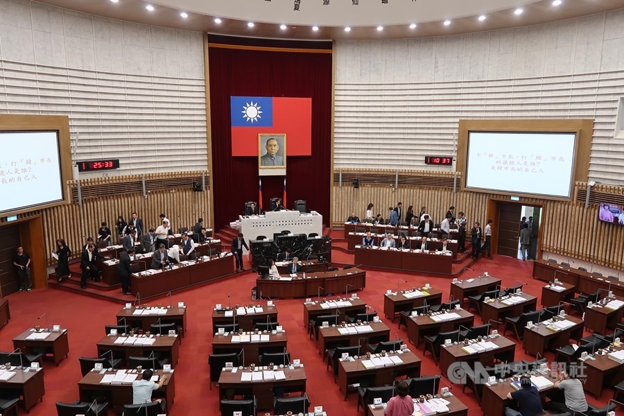 高市議會20日黨團協商通過,除部門業務質詢外,市長施政報告與質詢、市政總質詢時間50分鐘不予延長。圖為高雄市議會總質詢。(中央社檔案照片)