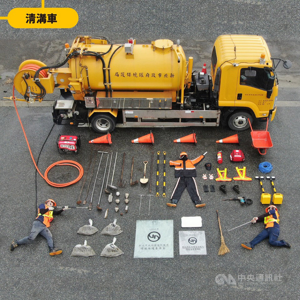 近來流行拍攝開箱文,新北市政府各局處跟上熱潮介紹工作內容,新北市環保局也推出清溝車開箱。(環保局提供)中央社記者王鴻國傳真 108年9月22日