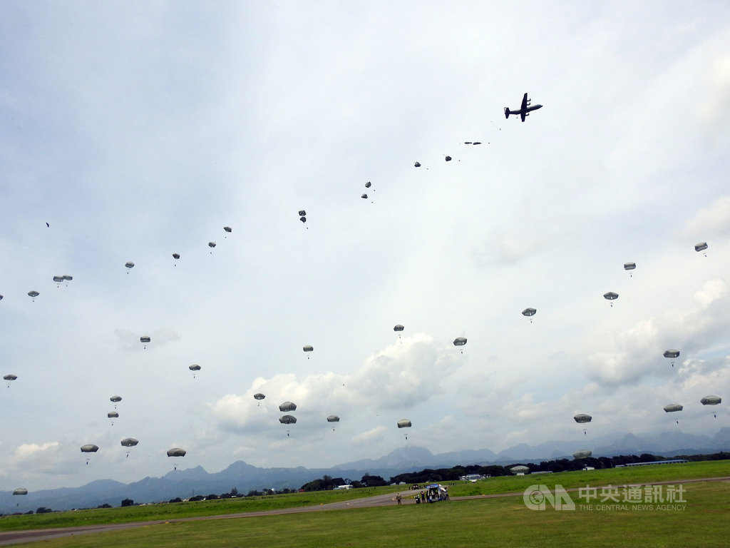 菲律賓和美國首度進行的聯合空降作戰演習19日在位於呂宋島的巴塞空軍基地登場,共500多名傘兵參與。菲國軍方22日開放媒體採訪,傘兵空降場面壯觀。中央社記者陳妍君巴塞空軍基地攝 108年9月22日