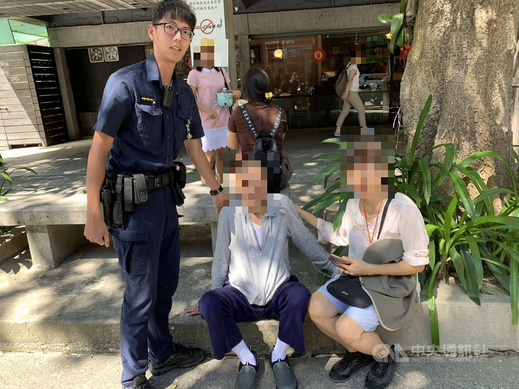 北市一名7旬失智老翁(中)在住家附近走失,妻彭婦(右)遍尋不著後,緊急向警方報案,經警方加強巡查及鷹眼搜尋,迅速成功找到走失老翁。(台北市中山分局提供)中央社記者黃麗芸傳真 108年9月22日