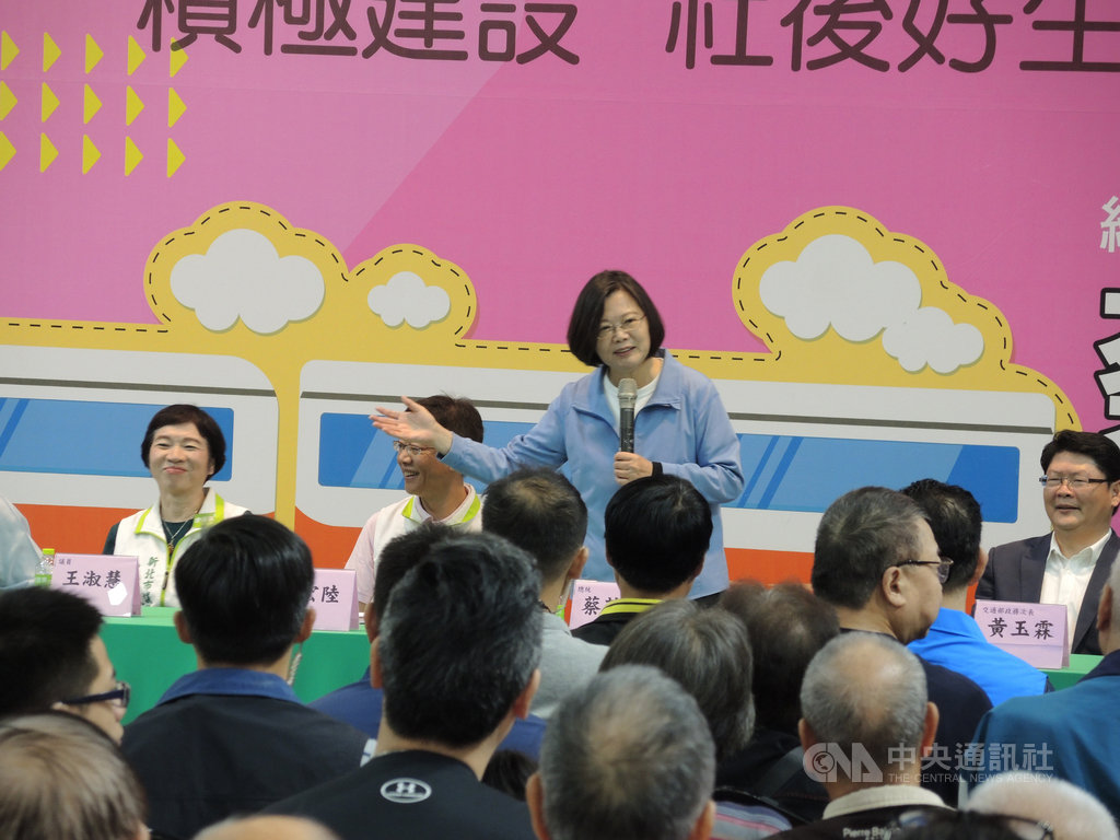 民進黨立委張宏陸爭取社後輕軌建設,總統蔡英文(站立者)22日赴新北市板橋區出席「社後捷運座談會」,現場有500多人與會。中央社記者葉素萍攝 108年9月22日