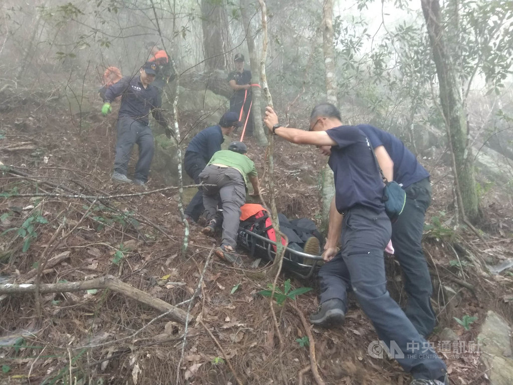 2名登山客21日在台中市和平區東卯山登山步道時,遭虎頭蜂群螫傷,消防局獲報上山救援,所幸2人送醫後無生命危險。(台中市消防局提供)中央社記者蘇木春傳真 108年9月22日