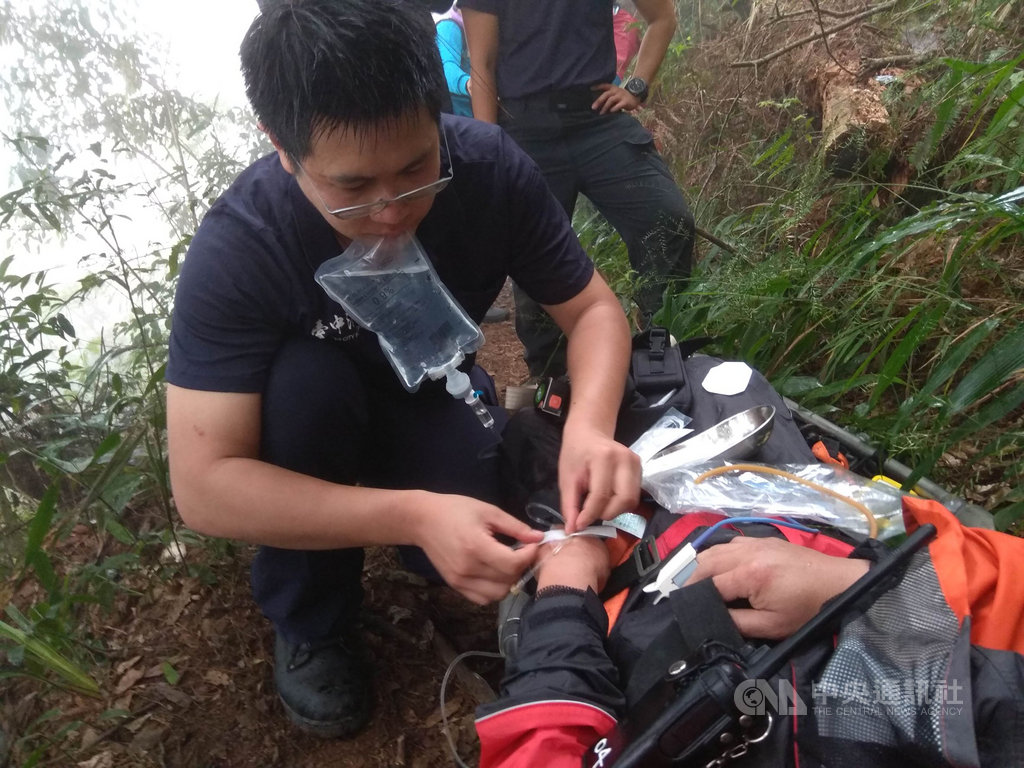 2名登山客21日在台中市和平區東卯山登山步道時,遭虎頭蜂群螫傷,其中傷勢較重的男子,經救援隊中高級救護技術員評估後,給予注射生理食鹽水及其他適當處置,協助搬運下山,2人送醫後無生命危險。(台中市消防局提供)中央社記者蘇木春傳真 108年9月22日