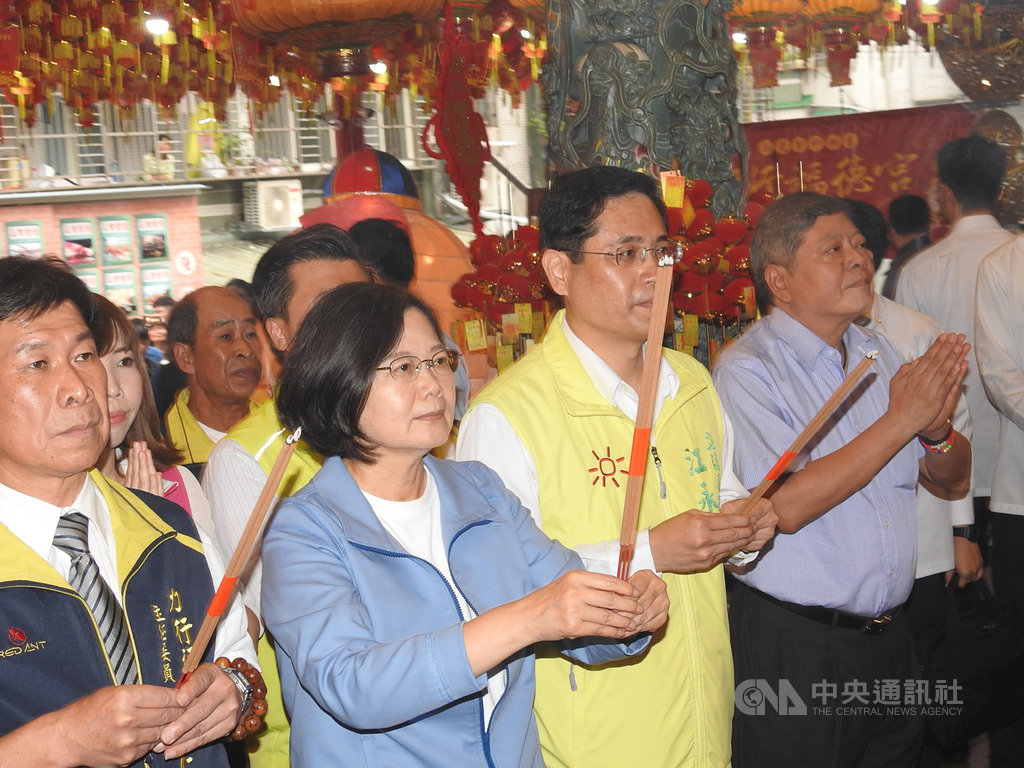 總統蔡英文(前左2)22日到新北市中和區參拜「力行福德宮」,吸引許多支持者到場,氣氛熱烈。中央社記者王鴻國攝 108年9月22日