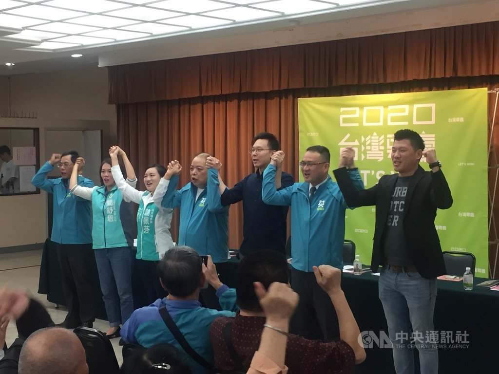 民進黨徵召新人「哈佛女孩」謝佩芬(左3)參選台北市大安區立委,22日晚間舉辦「謝佩芬100分握手會」,總統蔡英文台北市競選總部主委黃承國(左4)、民進黨副秘書長林飛帆(右3)等人站台力挺。中央社記者黃麗芸攝 108年9月22日