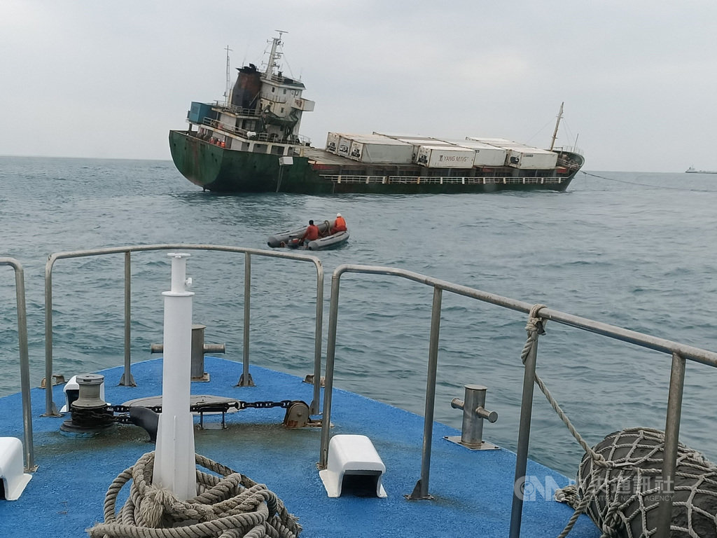 獅子山籍貨輪「吉順輪」日前在富貴角西北方49浬處因機械故障傾斜並漂流,海巡署艦隊分署派出艦艇配合拖救船護送,22日順利拖帶至高雄港外海錨泊。(海巡署提供)中央社記者陳朝福傳真 108年9月22日