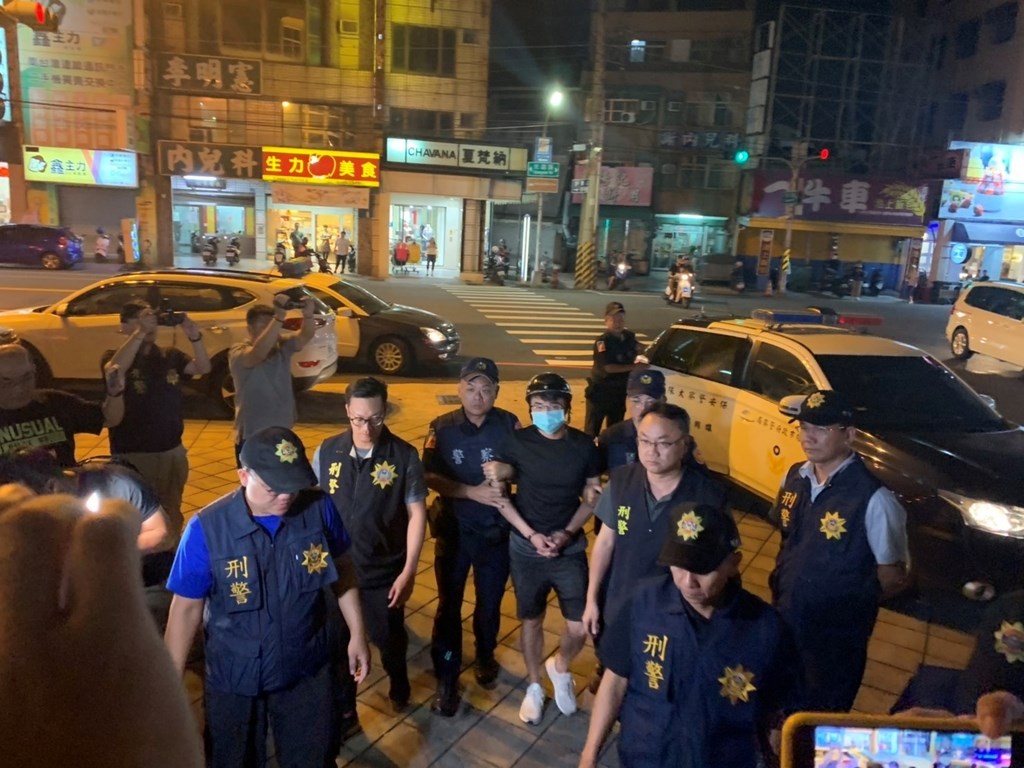 高雄直播主糾紛街頭衝突,警方專案小組21日上銬逮捕直播主鄭大仁(左4),帶回高雄市警察局刑警大隊偵辦。(警方提供)中央社記者陳朝福傳真 108年9月21日