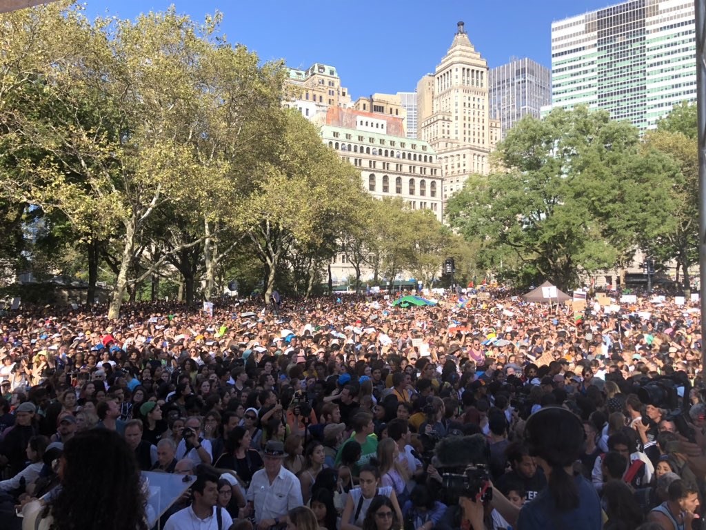 為了響應瑞典少女桑柏格對抗全球暖化的號召,21日全球約有400萬人發起罷課行動,走上街頭要求年長世代正視氣候變遷問題。圖為美國紐約巴特里公園集會現場。(圖取自twitter.com/GretaThunberg)