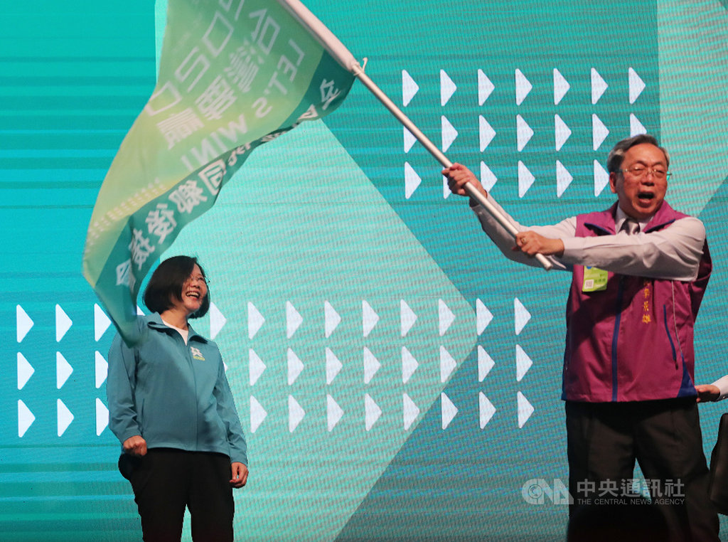 競選連任的總統蔡英文(左)22日在台北出席全國同鄉後援會成立大會,現場逾600人與會,蔡總統授旗給後援會幹部,1名後援會幹部大力揮舞旗幟,讓蔡總統嚇了一跳。中央社記者裴禛攝 108年9月22日
