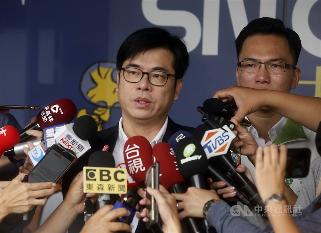 高雄市議會經黨團協商決議準時散會及限制議員質詢時間,行政院陳其邁(前)表示,議員領人民的納稅錢,要真誠為民服務。(中央社檔案照片)