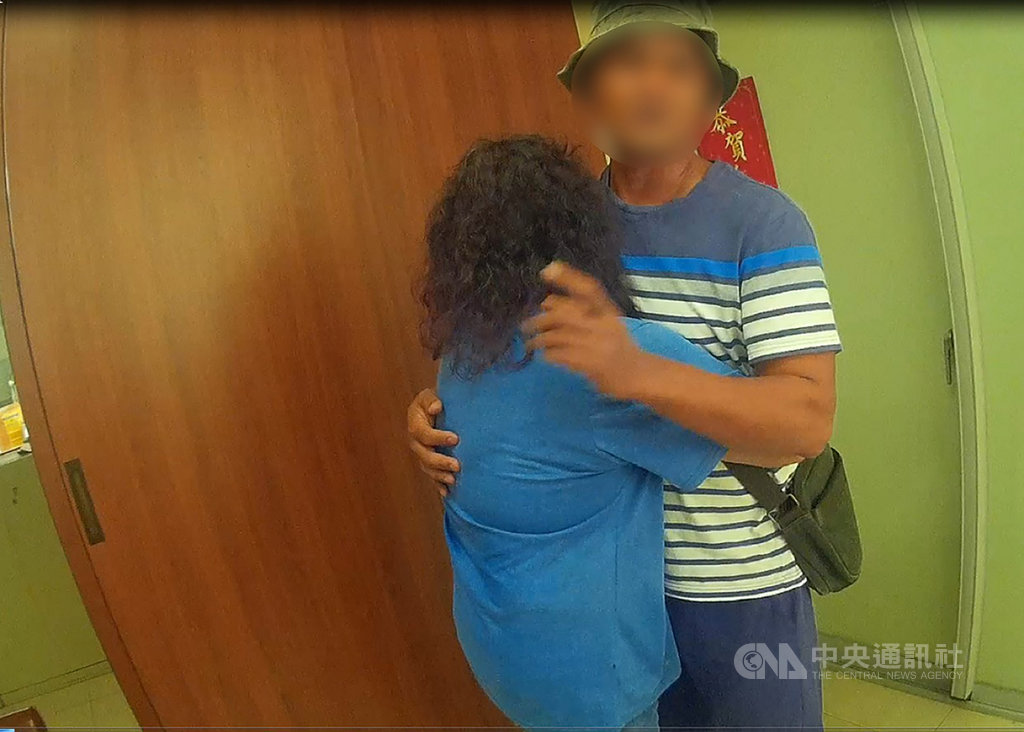新竹縣竹北警分局22日指出,員警日前巡邏時盤查一名年約60多歲婦人(左),發現她20多年前就失蹤,身分已被法院宣判死亡,警方立即聯繫其住在台東縣的大兒子(右),協助婦人與家人團聚。(翻攝畫面)中央社記者魯鋼駿傳真 108年9月22日