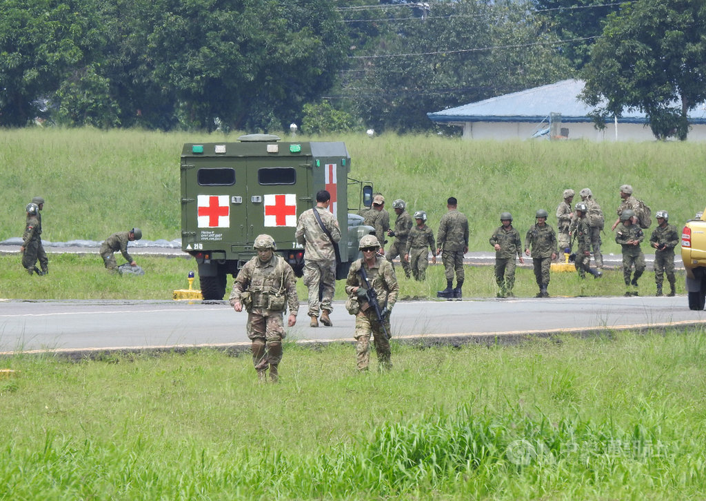 菲律賓軍方22日開放媒體採訪菲美首次聯合空降作戰演習。為確保安全,演習現場還有醫療軍車待命。中央社記者陳妍君巴塞空軍基地攝 108年9月22日