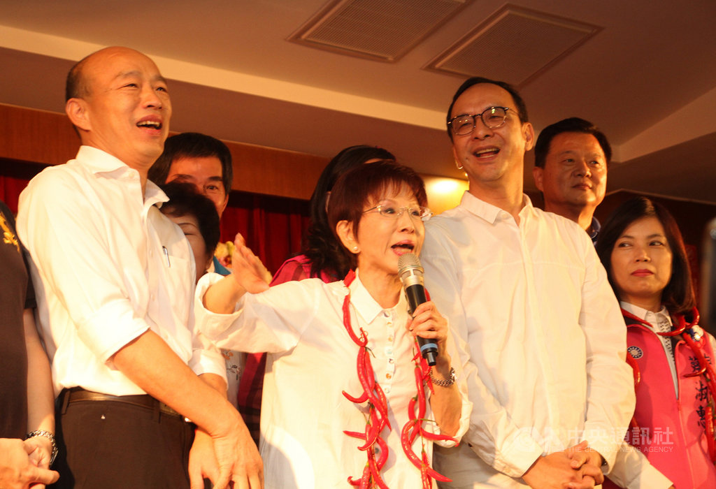 國民黨總統參選人韓國瑜(左)與前國民黨主席朱立倫(前左3)22日在台南市同台,為黨提名的女性立委參選人洪秀柱(前左2)等人助選。中央社記者楊思瑞攝 108年9月22日