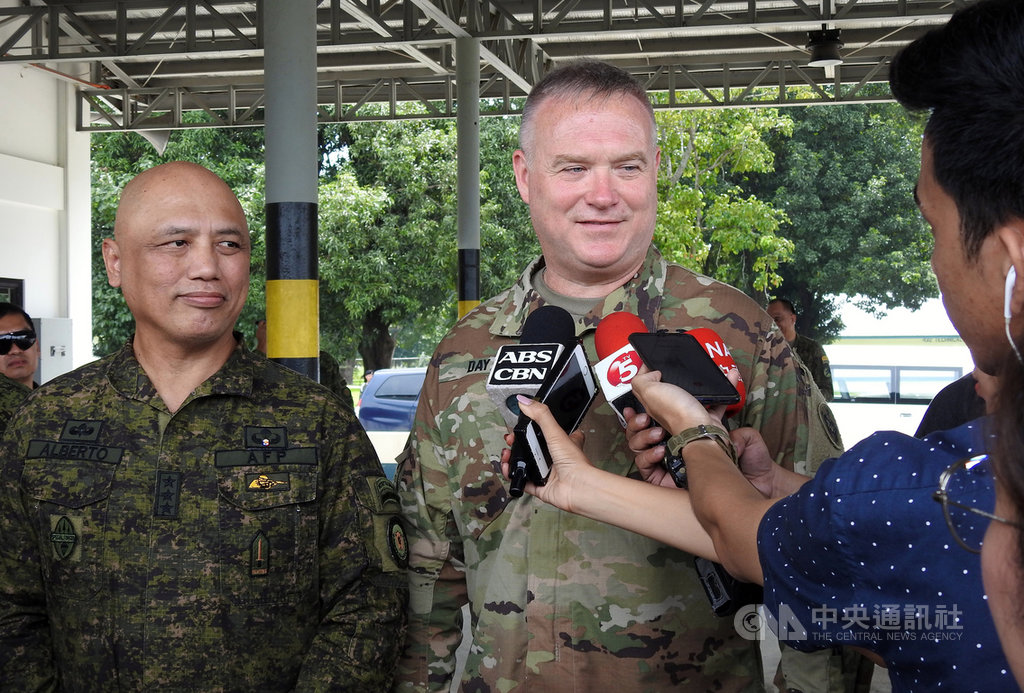 菲律賓軍方22日開放媒體採訪菲美首次聯合空降作戰演習,美國阿拉斯加陸軍國民兵副總司令戴伊(Gregory T. Day)(右)與菲律賓陸軍總司令艾柏托(Macairog S. Alberto)(左)一起受訪。中央社記者陳妍君巴塞空軍基地攝 108年9月22日