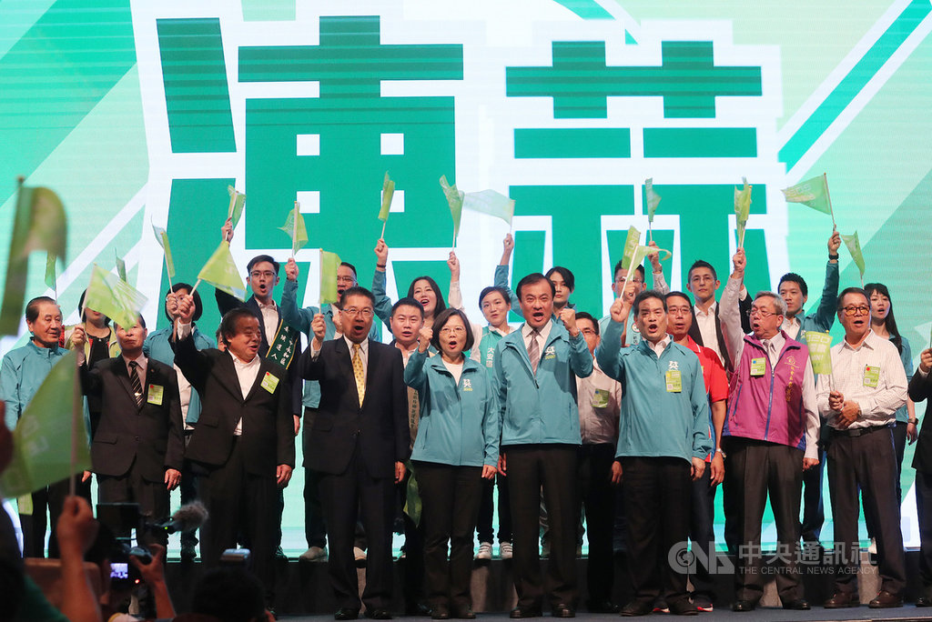 競選連任的總統蔡英文(前中)22日在台北出席全國同鄉後援會成立大會,屏東縣同鄉會聯合總會總會長蘇嘉全(前右4)、台北市大台南同鄉會理事長陳唐山(前左)、民進黨台北市與新北市多名立委參選人出席,一同高喊「凍蒜」。中央社記者裴禛攝 108年9月22日