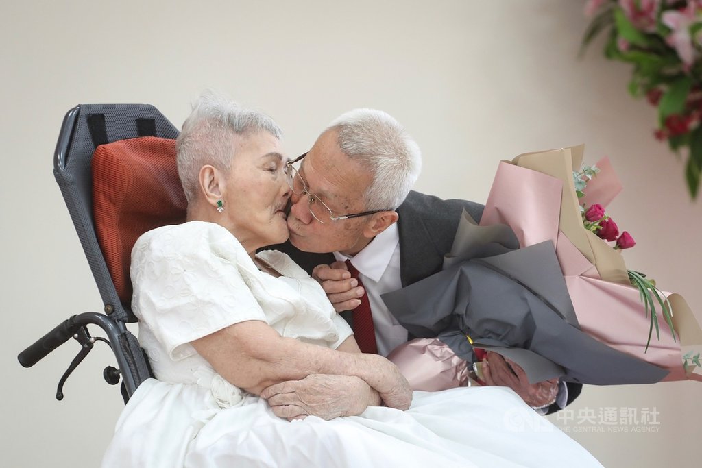弘道老人福利基金會為83歲的阿公詹瑞東(右)與太太韓水金(左)圓夢,22日在內湖五分區民活動中心舉辦婚禮,兩人依舊鶼鰈情深。中央社記者裴禛攝 108年9月22日