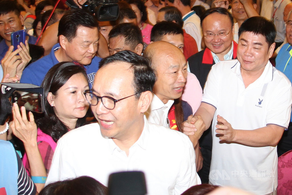 前國民黨主席朱立倫(前)與國民黨總統參選人韓國瑜(前右2)22日在台南市同台助選,一前一後進入會場向支持者打招呼。中央社記者楊思瑞攝 108年9月22日