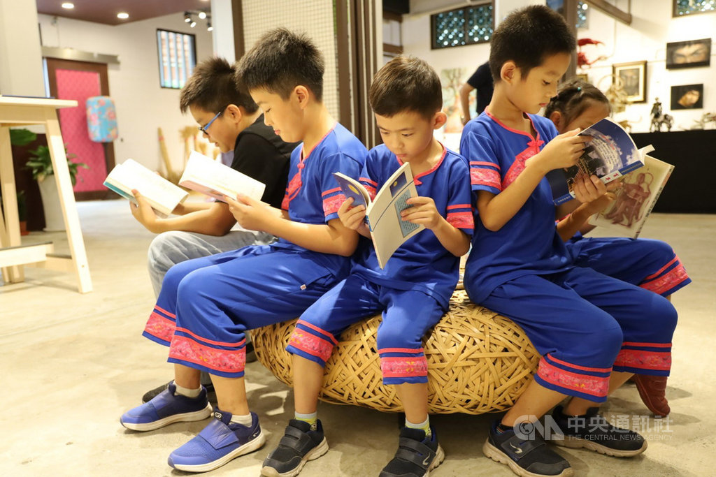 花蓮縣吉安鄉公所在好客藝術村客家產業文化館舉辦「台灣客家詩人葉日松特展」,即日起展出至10月31日。圖為參加開幕活動的小朋友會後閱讀葉日松的作品。(吉安鄉公所提供)中央社記者李先鳳傳真 108年9月22日