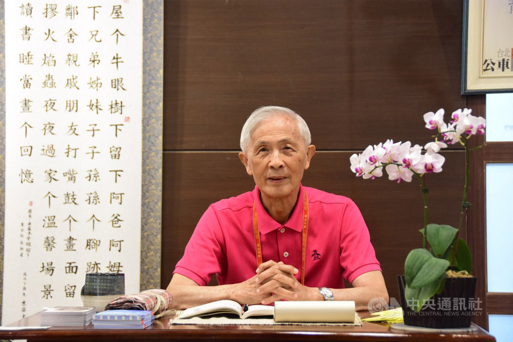 花蓮縣吉安鄉公所在好客藝術村客家產業文化館舉辦「台灣客家詩人葉日松特展」,即日起展出至10月31日。圖為葉日松21日出席特展開幕活動。(吉安鄉公所提供)中央社記者李先鳳傳真 108年9月22日