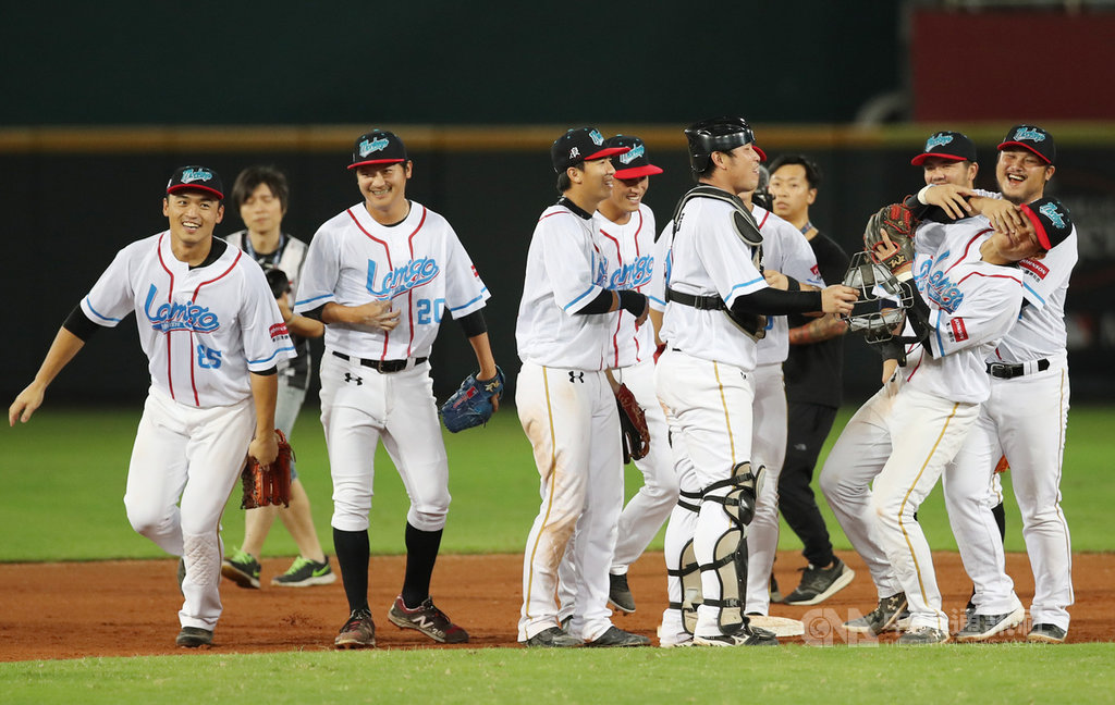 中職中信兄弟隊22日與Lamigo桃猿隊交手,桃猿終場以6比4拿勝,全年度戰績重回第1名。賽後選手在場中擊掌致意。中央社記者張新偉攝 108年9月22日