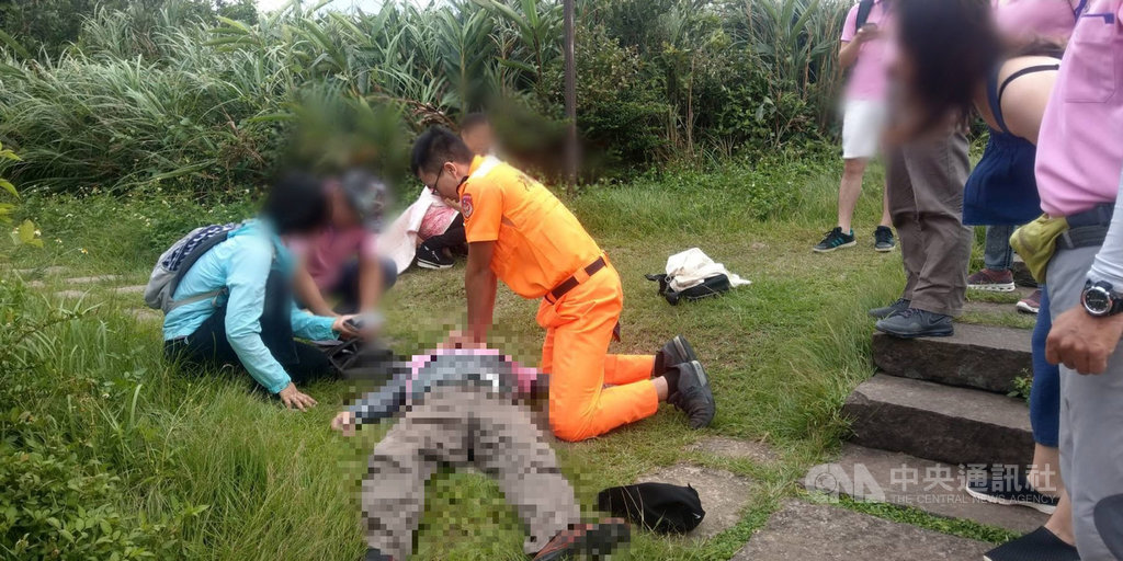 彰化一名58歲黃姓男子22日前往新北市貢寮龍洞平台附近步道登山健行,突然身體不適倒地且意識不清,海巡人員到場立即實施心肺復甦術(CPR),經送醫搶救後仍宣告不治。(翻攝照片)中央社記者王朝鈺傳真 108年9月22日