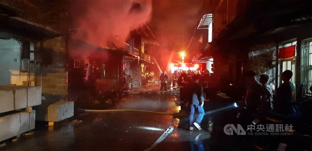 宜蘭縣冬山鄉22日凌晨火警延燒2戶,警消共救出7人,其中2人送醫不治。中央社記者沈如峰攝 108年9月22日