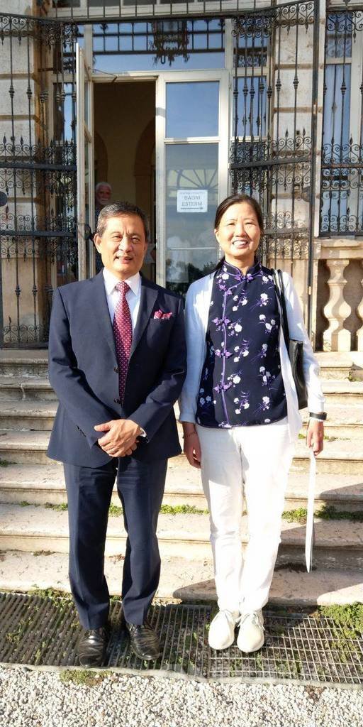北義台僑徐琦華(右)創辦的「inAsia文化協會」歡慶6週年,駐義代表李新穎(左)期許協會幫助推廣台灣文化。(圖為駐義大利代表處提供)中央社記者黃雅詩羅馬傳真 108年9月21日