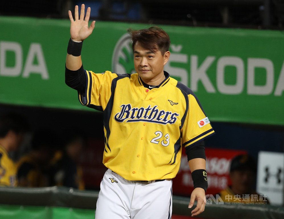 扣除中職補賽週賽程,22日比賽為表定中信兄弟隊在桃園棒球場終戰,彭政閔沒有排在先發打序中,賽後向球迷揮手致意。中央社記者張新偉攝 108年9月22日