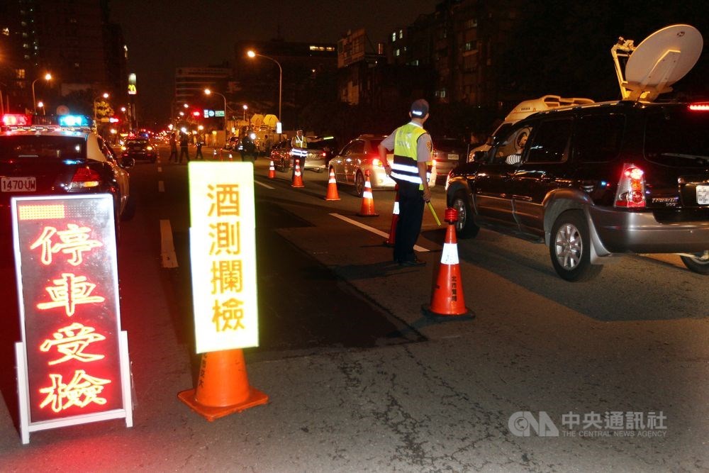 立法院聯席會議23日初審通過陸海空軍刑法部分條文修正草案,軍人曾犯酒駕經有罪判決確定或經緩起訴處分確定,於5年內再犯酒駕因而致人於死者,處無期徒刑或5年以上有期徒刑。(中央社檔案照片)