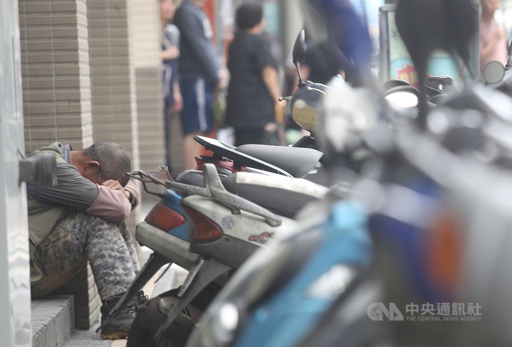 主計總處指出,每年6月至8月適逢畢業季,應屆畢業生投入職場尋職,失業率都會往上走,待9月季節性因素淡化,失業率就會回穩。(中央社檔案照片)
