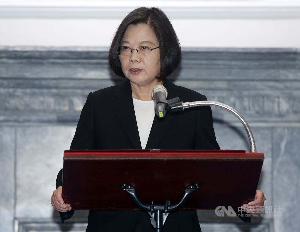 總統蔡英文23日晚間透過臉書貼文向家長們喊話「治安優先、家長放心」。(中央社檔案照片)
