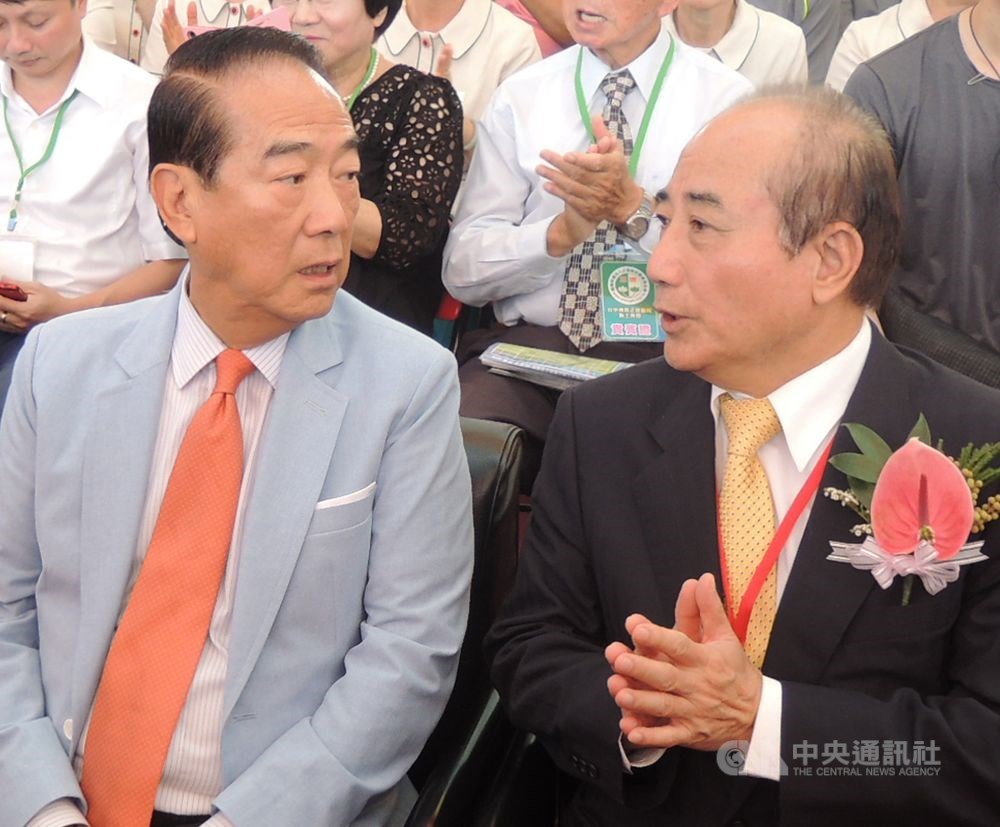 親民黨立法院黨團總召李鴻鈞23日說,親民黨主席宋楚瑜(前左起)與前立法院長王金平的友人確實已接觸,但兩人尚未碰面。(中央社檔案照片)