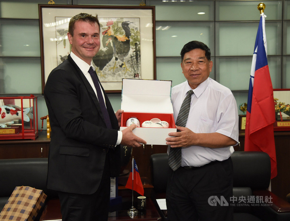 捷克經濟文化辦事處代表朗樂(Patrick Rumlar)(左)23日拜會南投縣副縣長陳正昇(右),盼雙方在觀光旅遊、經濟貿易方面能有更多交流。中央社記者蕭博陽南投縣攝 108年9月23日
