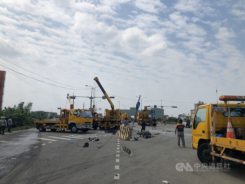 新竹縣西濱公路鳳鼻隧道口23日發生車禍,造成1死2傷,現場散落大量車體零件,警方到場協助清除,至於肇事原因仍待釐清。(警方提供)中央社記者郭宣彣傳真 108年9月23日