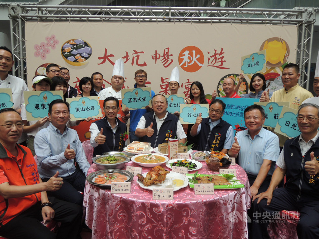 台中市政府為推廣大坑在地美食,將推出「大坑暢秋遊-新食感百桌宴」活動,23日結合大坑商圈店家在市府舉辦宣傳活動,各店家主廚端出利用大坑農特產食材製作而成的特色佳餚。中央社記者郝雪卿攝 108年9月23日