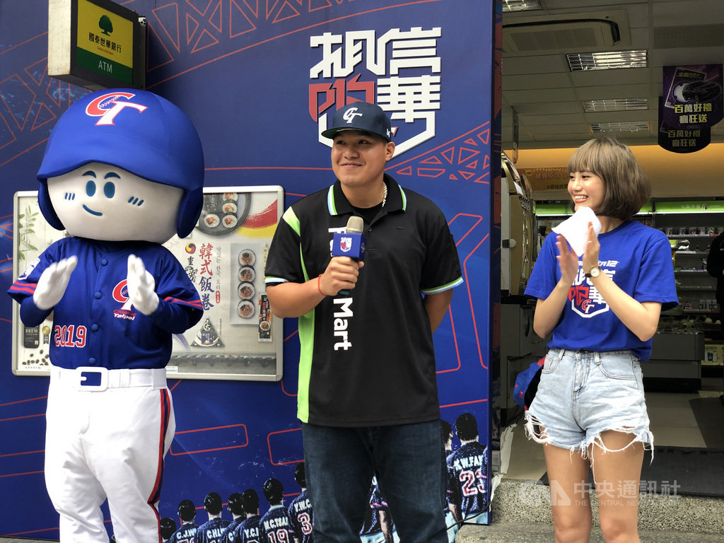 旅美巨人隊捕手張進德(中)小聯盟球季結束返台,23日出席世界12強棒球賽相關活動,他坦言,旅美生涯8年有過低潮,近3年因傷勢所苦,但讓自己成長,目標還是美職,盼和弟弟張育成一同站上大聯盟。中央社記者謝靜雯攝 108年9月23日