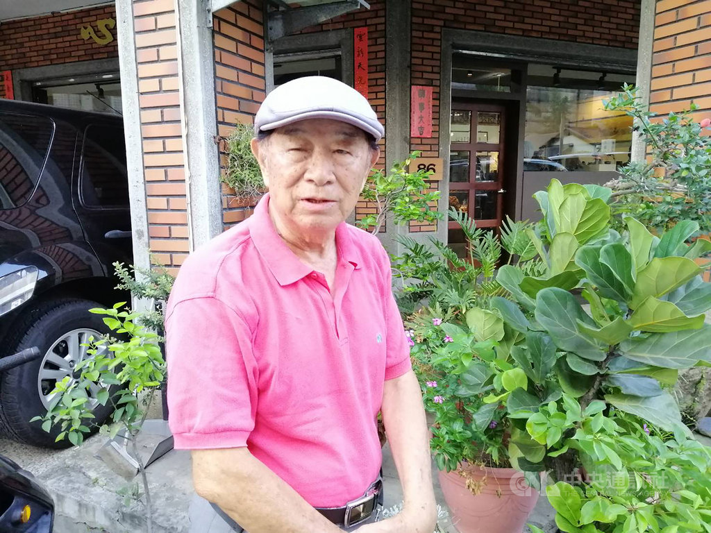 84歲的黃玉安從任職達46年6個月的教育界退休後,繼續投入教育志工行列,18年風雨無阻,贏得第14屆教育奉獻獎肯定。(台中市議員李天生提供)中央社記者郝雪卿傳真 108年9月23日