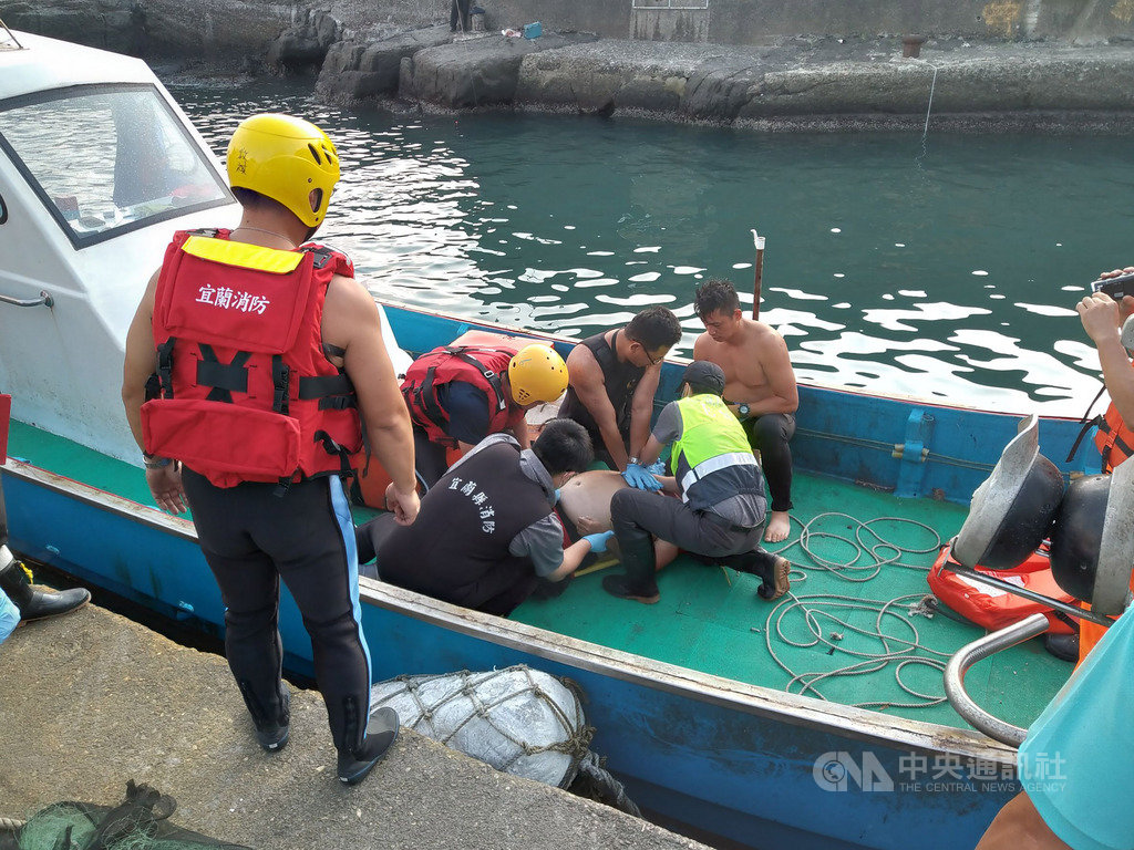 宜蘭頭城蜜月灣23日發生落海意外,一名男性釣客疑似遭大浪打落海中,當地義消趕赴救起時男子已無生命徵象,送醫搶救仍宣告不治。(宜蘭縣消防局提供)中央社記者沈如峰宜蘭縣傳真 108年9月23日