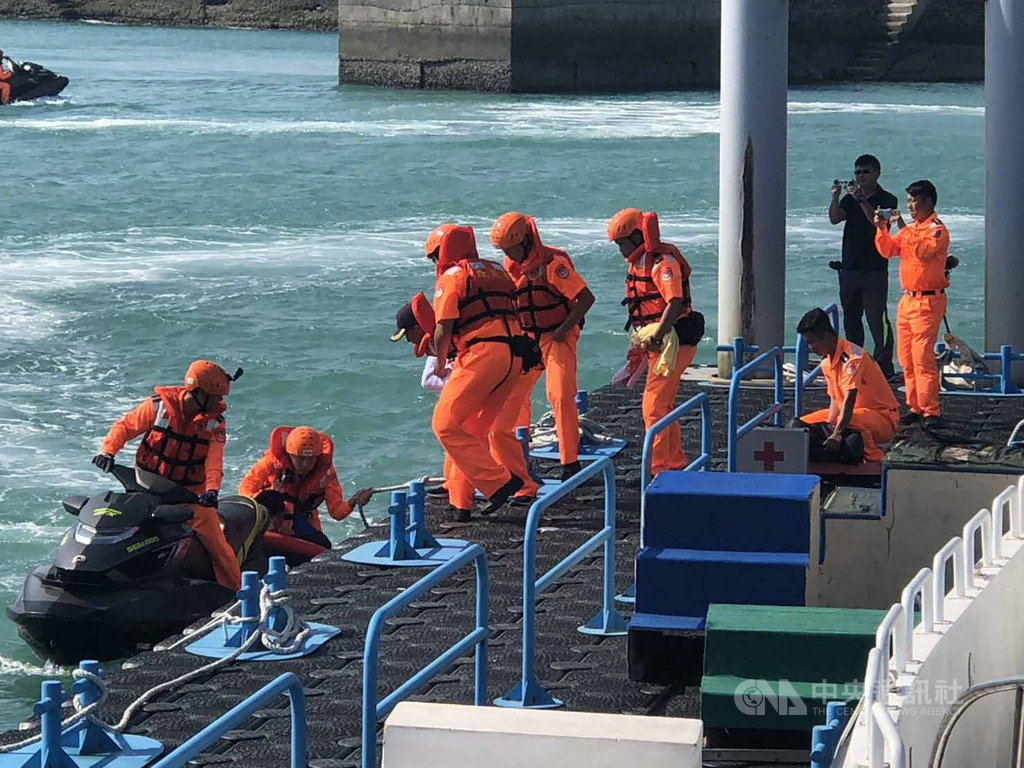 海巡署第十三巡防區23日統合澎管處及民間救難團體等多個單位,在白沙鄉後寮漁港舉辦年度岸際聯合救生救難演練,模擬遊客溺水、車輛意外落海、船筏撞擊礁石等意外狀況搶救及應變。中央社 108年9月23日
