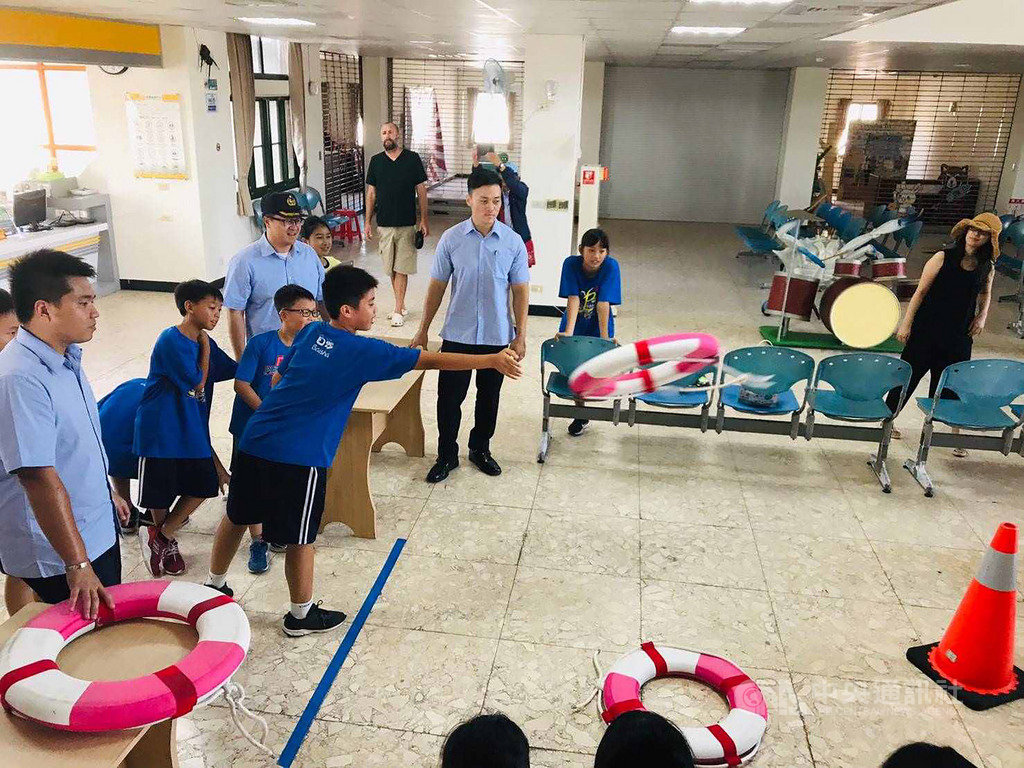 海巡署第十三巡防區23日在澎湖白沙後寮漁港實施岸際聯合救生救難演練,另在港區碼頭設置宣導攤位,安排互動體驗區,寓教於樂,帶領小朋友了解海域遊憩防溺及救生知能。中央社 108年9月23日
