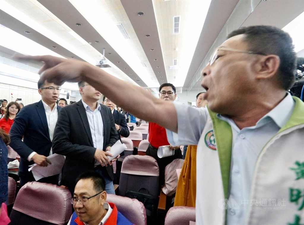 高雄市長韓國瑜23日向議會做「109年預算案籌編情形說明」,現場一度因發言次序問題、議員相互爆口角,造成會議停擺。中央社記者董俊志攝 108年9月23日