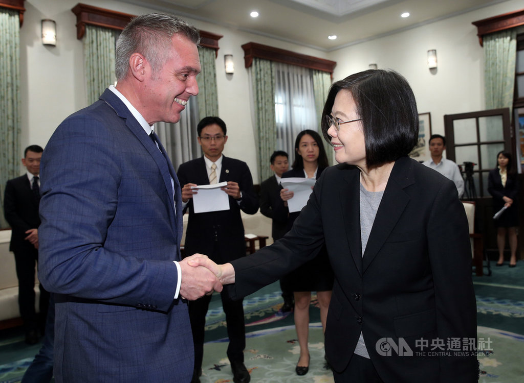 總統蔡英文(右)23日在總統府接見法國國民議會友台小組主席塞沙里尼(Jean-Francois Cesarini)(左)訪問團,感謝塞沙里尼對台灣的支持,不僅常來台灣訪問,在南海及台灣參與世界衛生大會議題上都替台灣挺身而出。中央社記者鄭傑文攝 108年9月23日