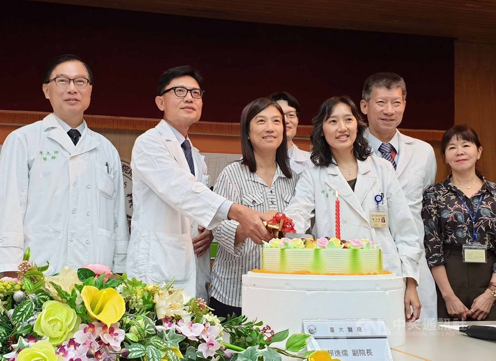 台大醫院使用零輻射心導管電燒手術,用於陣發性上心室頻脈等心律不整患者,免除輻射暴露問題。圖為醫院為病友慶祝。中央社記者陳偉婷攝 108年9月23日