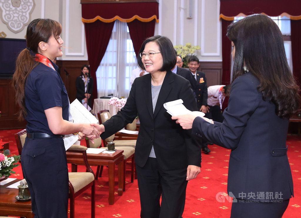 總統蔡英文(中)23日在總統府,接見2019年第18屆世界警察消防運動會代表團。中央社記者鄭傑文攝 108年9月23日