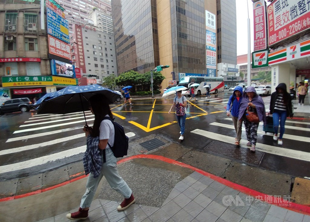 氣象局提醒,23日北部及東北部白天的降雨偏向於山區及基隆北海岸,不過到了晚上平地的降雨機率會稍微提高些,至於中南部則為多雲到晴,只有山區午後有局部短暫陣雨。(中央社檔案照片)
