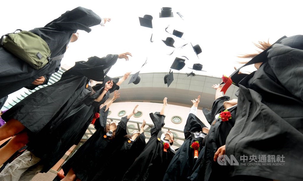 教育部23日表示,109學年度大學校院增設調整院系所已完成核定,包括97案增設、48案調整、105案停招或裁撤。(示意圖/中央社檔案照片)
