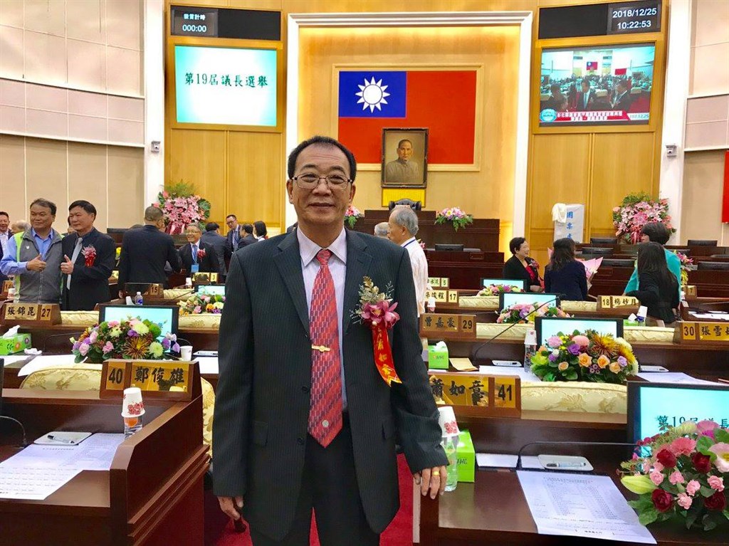 彰化縣議員蕭如意(前)22日晚間駕車行經彰化縣社頭鄉,追撞前方2輛轎車,造成包含蕭如意在內共2人受傷。(圖取自蕭如意臉書facebook.com)